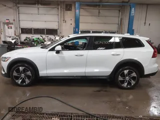 2020 Volvo V60 Cross Country with VIN YV4102WK0L1037649, listed as a IAAI auction lot 41043003 with 103,613 mi miles. Bid and sale history available at carsss.com. Image 14.