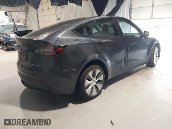 2024 Tesla Model Y Long Range z VIN 7SAYGDEEXRA226636, wystawiony jako IAAI lot #41622144 z przebiegiem 8 908 mil mil oraz . Historia ofert i sprzedaży dostępna na DreamBid. Obrazek 4.