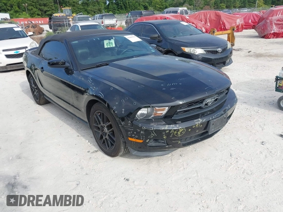 2012 Ford Mustang V6 z VIN 1ZVBP8EM4C5276765, wystawiony jako IAAI lot #42606236 z przebiegiem 129 111 mil mil oraz . Historia ofert i sprzedaży dostępna na DreamBid. Obrazek 1.