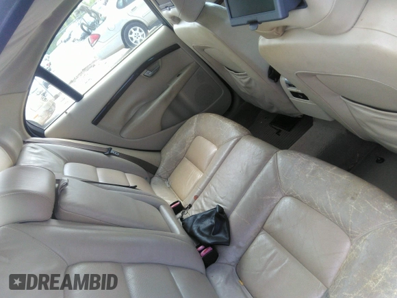2007 Volvo S80 I6 with VIN YV1AS982871043203, listed as a IAAI auction lot 42150198 with 141,212 mi miles. Bid and sale history available at carsss.com. Image 8.