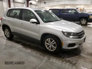 2013 Volkswagen Tiguan SE z VIN WVGBV3AX2DW559247, wystawiony jako Copart lot #57121375 z przebiegiem 171 171 mil mil oraz Czysty tytuł • Clean title. Historia ofert i sprzedaży dostępna na DreamBid. Obrazek 4.