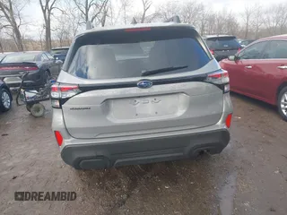 2025 Subaru Forester Premium z VIN JF2SLDDC1SH455666, wystawiony jako IAAI lot #41495573 z przebiegiem 4 383 mil mil oraz . Historia ofert i sprzedaży dostępna na DreamBid. Obrazek 16.