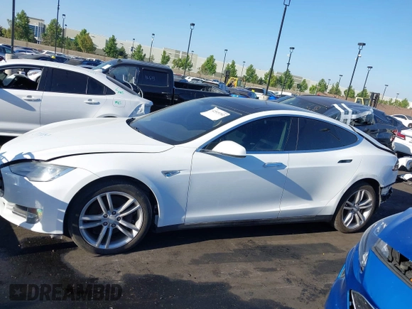 2013 Tesla Model S z VIN 5YJSA1CG0DFP22533, wystawiony jako IAAI lot #42519702 z przebiegiem 168 313 mil mil oraz . Historia ofert i sprzedaży dostępna na DreamBid. Obrazek 15.