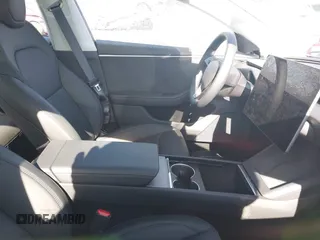 2025 Tesla Model 3 Long Range z VIN 5YJ3E1EBXSF913691, wystawiony jako IAAI lot #41699545 z przebiegiem 3 609 mil mil oraz . Historia ofert i sprzedaży dostępna na DreamBid. Obrazek 5.