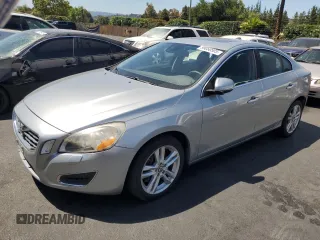 2013 Volvo S60 T5 Premier z VIN YV1612FS3D1220500, wystawiony jako Copart lot #59050505 z przebiegiem 116 584 mil mil oraz Tytuł czysty. Historia ofert i sprzedaży dostępna na DreamBid. Obrazek 1.