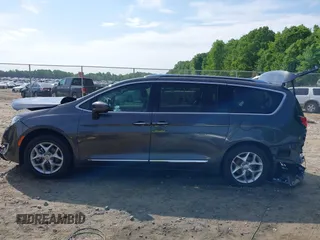 2020 Chrysler Pacifica Touring L Plus z VIN 2C4RC1EG5LR203664, wystawiony jako IAAI lot #42088493 z przebiegiem 104 745 mil mil oraz . Historia ofert i sprzedaży dostępna na DreamBid. Obrazek 14.