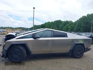 2024 Tesla Cybertruck z VIN 7G2CEHED5RA039734, wystawiony jako IAAI lot #42244205 z przebiegiem 8 443 mil mil oraz . Historia ofert i sprzedaży dostępna na DreamBid. Obrazek 15.