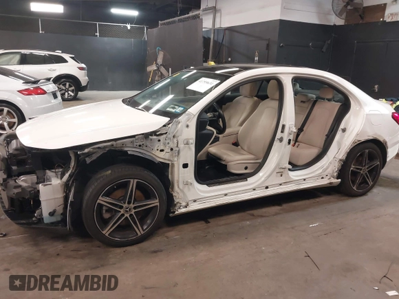 2021 Mercedes-Benz A 220 z VIN W1K3G4FB4MJ305001, wystawiony jako IAAI lot #41755631 z przebiegiem 74 322 mil mil oraz . Historia ofert i sprzedaży dostępna na DreamBid. Obrazek 6.