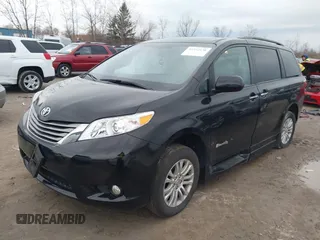 2017 Toyota Sienna XLE Auto Access Seat with VIN 5TDYZ3DC6HS826682, listed as a IAAI auction lot 41932138 with 33,827 mi miles. Bid and sale history available at carsss.com. Image 2.