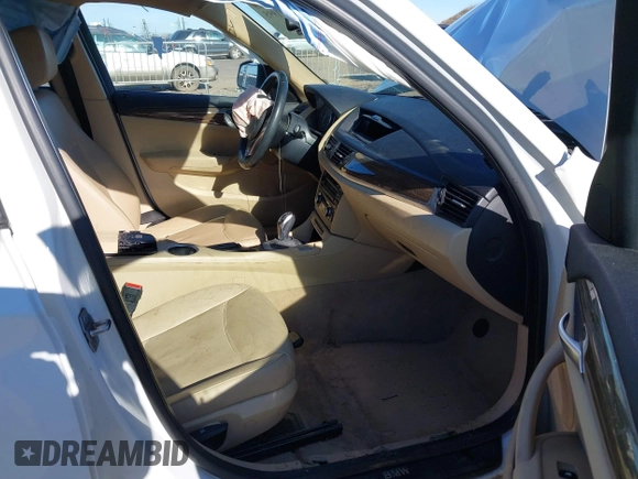 2015 BMW X1 sDrive28i z VIN WBAVM1C50FVZ94553, wystawiony jako IAAI lot #41321995 z przebiegiem Nie podano mil oraz . Historia ofert i sprzedaży dostępna na DreamBid. Obrazek 5.