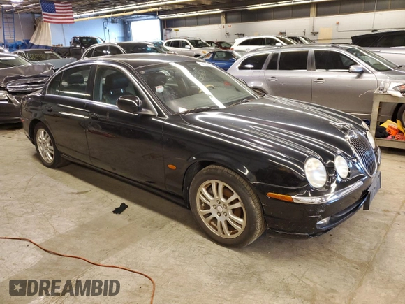 2003 Jaguar S-Type z VIN SAJEA01U93HM84195, wystawiony jako Copart lot #54300574 z przebiegiem 98 820 mil mil oraz Czysty tytuł • Clean title. Historia ofert i sprzedaży dostępna na DreamBid. Obrazek 4.