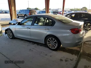 2018 BMW 3 Series 320i z VIN WBA8A9C53JAH13580, wystawiony jako Copart lot #74579773 z przebiegiem 26 828 mil mil oraz Nie do naprawy • Non repairable. Historia ofert i sprzedaży dostępna na DreamBid. Obrazek 2.