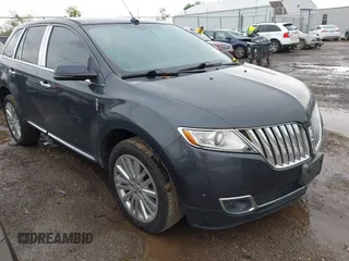 2013 Lincoln MKX z VIN 2LMDJ8JK4DBL30807, wystawiony jako IAAI lot #42199404 z przebiegiem 153 475 mil mil oraz . Historia ofert i sprzedaży dostępna na DreamBid. Obrazek 1.