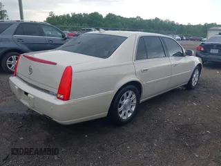 2011 Cadillac DTS z VIN 1G6KA5E65BU139507, wystawiony jako IAAI lot #42236497 z przebiegiem 118 332 mil mil oraz . Historia ofert i sprzedaży dostępna na DreamBid. Obrazek 4.