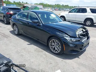 2025 BMW 3 Series 330i z VIN 3MW69CW02S8F33269, wystawiony jako IAAI lot #42451158 z przebiegiem 5 361 mil mil oraz . Historia ofert i sprzedaży dostępna na DreamBid. Obrazek 1.