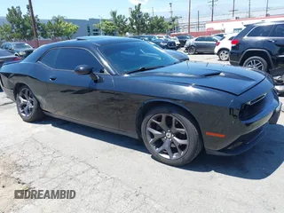 2018 Dodge Challenger SXT z VIN 2C3CDZAG3JH258838, wystawiony jako IAAI lot #42223754 z przebiegiem 102 827 mil mil oraz . Historia ofert i sprzedaży dostępna na DreamBid. Obrazek 1.