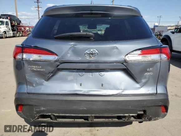2023 Toyota Corolla Cross LE z VIN 7MUBAABG8PV045934, wystawiony jako Copart lot #52174075 z przebiegiem 11 378 mil mil oraz Szkody całkowita. Historia ofert i sprzedaży dostępna na DreamBid. Obrazek 6.