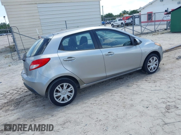 2011 Mazda 2 Sport z VIN JM1DE1HY0B0104123, wystawiony jako IAAI lot #41959099 z przebiegiem 128 918 mil mil oraz . Historia ofert i sprzedaży dostępna na DreamBid. Obrazek 4.