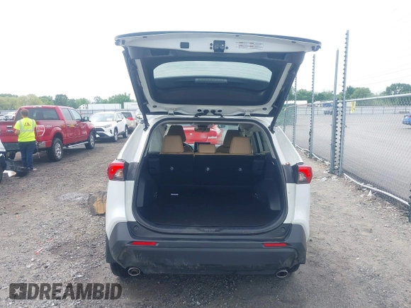 2024 Toyota RAV4 XLE Premium z VIN 2T3C1RFV3RW311870, wystawiony jako IAAI lot #42066945 z przebiegiem 16 237 mil mil oraz . Historia ofert i sprzedaży dostępna na DreamBid. Obrazek 17.