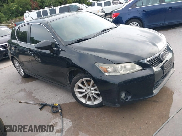 2013 Lexus CT 200h z VIN JTHKD5BH2D2159091, wystawiony jako IAAI lot #42695594 z przebiegiem 218 009 mil mil oraz . Historia ofert i sprzedaży dostępna na DreamBid. Obrazek 1.