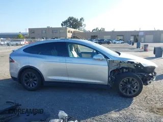 2017 Tesla Model X 90D z VIN 5YJXCAE25HF077689, wystawiony jako IAAI lot #42138029 z przebiegiem 71 574 mil mil oraz . Historia ofert i sprzedaży dostępna na DreamBid. Obrazek 14.