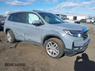 2025 Honda Passport EX-L z VIN 5FNYF8H53SB001311, wystawiony jako IAAI lot #41331984 z przebiegiem 4 272 mil mil oraz . Historia ofert i sprzedaży dostępna na DreamBid. Obrazek 1.