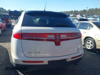 2014 Lincoln MKT EcoBoost z VIN 2LMHJ5ATXEBL53521, wystawiony jako IAAI lot #41581330 z przebiegiem 302 604 mil mil oraz . Historia ofert i sprzedaży dostępna na DreamBid. Obrazek 16.