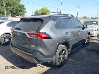 2021 Toyota RAV4 Hybrid XSE z VIN 2T3E6RFV8MW006805, wystawiony jako IAAI lot #41973250 z przebiegiem 77 483 mil mil oraz . Historia ofert i sprzedaży dostępna na DreamBid. Obrazek 4.