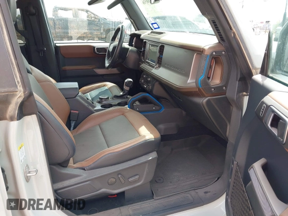 2023 Ford Bronco z VIN 1FMEE5BP9PLA97587, wystawiony jako IAAI lot #42168516 z przebiegiem 29 622 mil mil oraz . Historia ofert i sprzedaży dostępna na DreamBid. Obrazek 5.