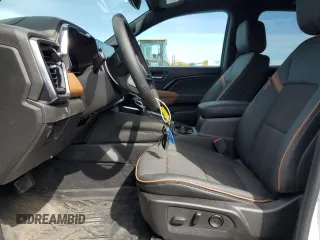 2024 GMC Canyon 4WD AT4 z VIN 1GTP6DEK8R1319281, wystawiony jako Copart lot #54380285 z przebiegiem 2383 mil mil oraz Szkody całkowita. Historia ofert i sprzedaży dostępna na DreamBid. Obrazek 7.