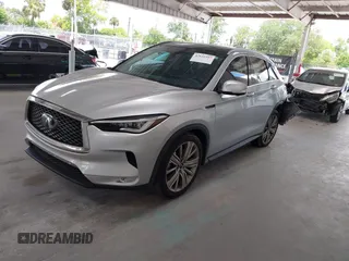 2020 Infiniti QX50 Luxe z VIN 3PCAJ5M14LF113182, wystawiony jako IAAI lot #42651997 z przebiegiem 23 035 mil mil oraz . Historia ofert i sprzedaży dostępna na DreamBid. Obrazek 2.