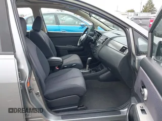 2007 Nissan Versa SL z VIN 3N1BC13E97L383420, wystawiony jako IAAI lot #42254796 z przebiegiem 141 987 mil mil oraz . Historia ofert i sprzedaży dostępna na DreamBid. Obrazek 5.