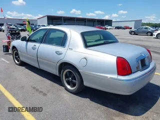 2002 Lincoln Town Car Signature z VIN 1LNHM82W22Y639231, wystawiony jako IAAI lot #42513503 z przebiegiem 126 832 mil mil oraz . Historia ofert i sprzedaży dostępna na DreamBid. Obrazek 3.