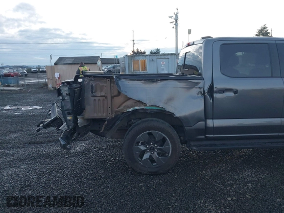 2023 Ford F-150 Lightning Pro z VIN 1FT6W1EV6PWG26596, wystawiony jako IAAI lot #40862334 z przebiegiem 13 857 mil mil oraz . Historia ofert i sprzedaży dostępna na DreamBid. Obrazek 6.
