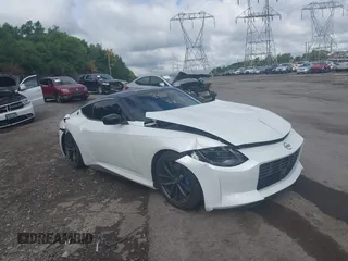 2023 Nissan Z Proto Spec z VIN JN1BZ4BH4PM311977, wystawiony jako IAAI lot #42352895 z przebiegiem 1 020 mil mil oraz . Historia ofert i sprzedaży dostępna na DreamBid. Obrazek 1.