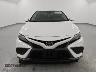2022 Toyota Camry SE z VIN 4T1G11AKXNU630931, wystawiony jako Copart lot #82355254 z przebiegiem 34 943 mil mil oraz Czysty tytuł • Clean title. Historia ofert i sprzedaży dostępna na DreamBid. Obrazek 5.