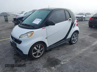 2013 Smart fortwo Pure z VIN WMEEJ3BA9DK631660, wystawiony jako IAAI lot #41917570 z przebiegiem 65 890 mil mil oraz . Historia ofert i sprzedaży dostępna na DreamBid. Obrazek 2.