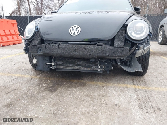 2012 Volkswagen Beetle 2.0T Turbo PZEV with VIN 3VWVA7AT1CM635697, listed as a IAAI auction lot 41552112 with 150,689 mi miles. Bid and sale history available at carsss.com. Image 5.