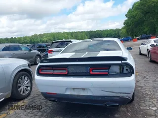 2017 Dodge Challenger SXT z VIN 2C3CDZAG7HH633821, wystawiony jako IAAI lot #42242378 z przebiegiem 97 492 mil mil oraz . Historia ofert i sprzedaży dostępna na DreamBid. Obrazek 16.