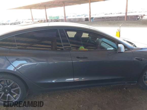 2022 Tesla Model 3 Long Range z VIN 5YJ3E1EB5NF205806, wystawiony jako IAAI lot #42063489 z przebiegiem 63 307 mil mil oraz . Historia ofert i sprzedaży dostępna na DreamBid. Obrazek 13.