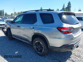 2025 Honda Pilot TrailSport z VIN 5FNYG1H64SB020902, wystawiony jako IAAI lot #42455539 z przebiegiem 11 645 mil mil oraz . Historia ofert i sprzedaży dostępna na DreamBid. Obrazek 3.