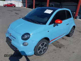 2015 FIAT 500e z VIN 3C3CFFGEXFT522859, wystawiony jako IAAI lot #42323797 z przebiegiem 71 503 mil mil oraz . Historia ofert i sprzedaży dostępna na DreamBid. Obrazek 2.