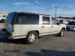 1999 GMC Suburban z VIN 3GKFK16RXXG503321, wystawiony jako Copart lot #77568614 z przebiegiem Nie podano mil oraz Tytuł czysty. Historia ofert i sprzedaży dostępna na DreamBid. Obrazek 3.