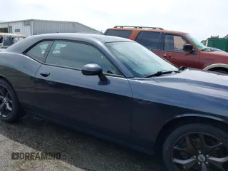 2018 Dodge Challenger SXT z VIN 2C3CDZAG1JH143140, wystawiony jako IAAI lot #42289674 z przebiegiem 79 764 mil mil oraz . Historia ofert i sprzedaży dostępna na DreamBid. Obrazek 14.