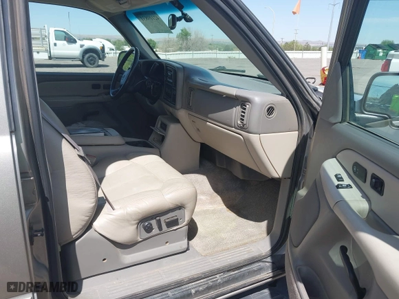 2000 Chevrolet New Tahoe LT with VIN 1GNEK13T7YJ185916, listed as a IAAI auction lot 42109831 with 205,165 mi miles. Bid and sale history available at carsss.com. Image 5.