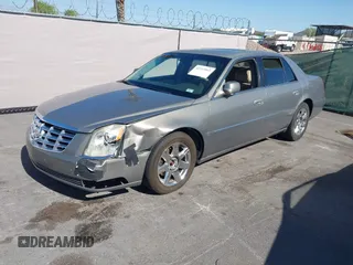 2007 Cadillac DTS Luxury I z VIN 1G6KD57Y97U198072, wystawiony jako IAAI lot #42315865 z przebiegiem 141 272 mil mil oraz . Historia ofert i sprzedaży dostępna na DreamBid. Obrazek 2.