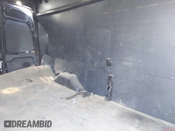 2019 Ford Transit z VIN 1FTBW3XM5KKA49493, wystawiony jako IAAI lot #42608570 z przebiegiem 40 120 mil mil oraz . Historia ofert i sprzedaży dostępna na DreamBid. Obrazek 8.