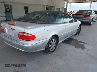 2001 Mercedes-Benz CLK 320/430 z VIN WDBLK65G51T083813, wystawiony jako IAAI lot #42412526 z przebiegiem 94 210 mil mil oraz . Historia ofert i sprzedaży dostępna na DreamBid. Obrazek 4.