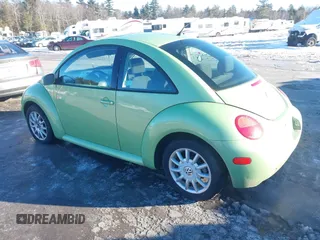 2005 Volkswagen New Beetle Coupe GLS with VIN 3VWCR31C15M403886, listed as a IAAI auction lot 41567715 with 168,346 mi miles. Bid and sale history available at carsss.com. Image 3.
