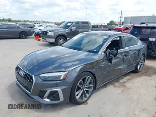 2022 Audi A5 Sportback S line Premium Plus z VIN WAUFACF5XNA009427, wystawiony jako IAAI lot #40203616 z przebiegiem 54 005 mil mil oraz . Historia ofert i sprzedaży dostępna na DreamBid. Obrazek 2.